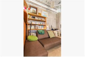 大川Little Okawood - Vacation STAY 83140v的带沙发和书架的客厅