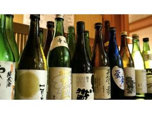 加贺Yamashiro Onsen Yuzankaku - Vacation STAY 86432v的一组装在架子上的葡萄酒