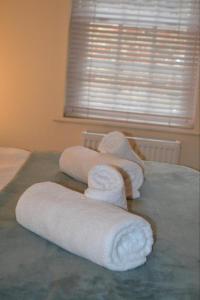 切尔滕纳姆Entire apartments in the heart of the Suffolks - GL50 Apartments的床上的一组毛巾