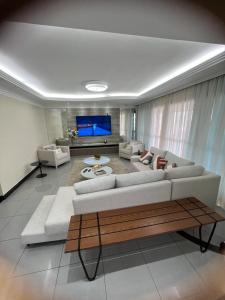 马瑙斯APARTAMENTO EM EDIFICIO 100% MOBILIADO PARA TEMPORADA的客厅配有沙发和桌子