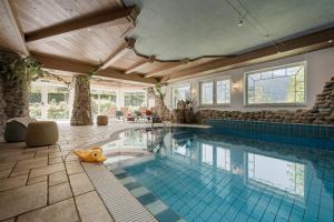 施图拜河谷新施蒂夫特Biohotel Rastbichlhof的一座带游泳池的别墅内的大型游泳池