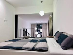 乔治市(New) Fettes Villa for 20Pax @CentralPenang/Gurney的一间卧室配有一张大床,提供黑白毯子