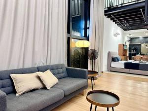 乔治市(New) Fettes Villa for 20Pax @CentralPenang/Gurney的带沙发的客厅和卧室