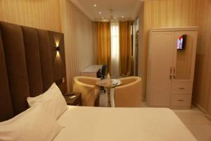 PokuaseTexas Royal Hotel的一间酒店客房 - 带一张床和一间浴室
