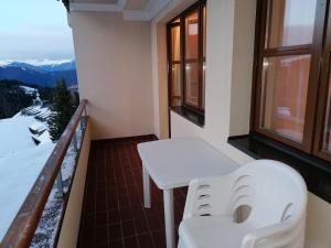 索内纳尔佩·纳斯费尔德纳斯费尔德颂雅公寓的阳台配有白色桌椅和山脉