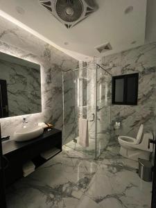 伊斯兰堡Villa Vista的带淋浴、盥洗盆和卫生间的浴室