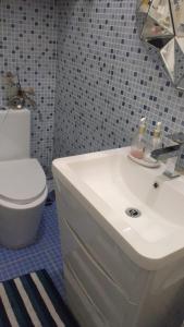 罗安达A vista perfeita的浴室配有白色水槽和卫生间。