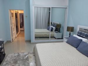 罗安达A vista perfeita的一间卧室配有一张大床和镜子