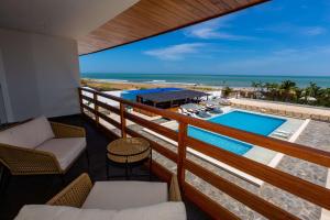 索里托斯Hotel Boutique Caleta Grau的阳台享有游泳池和海洋的景致。