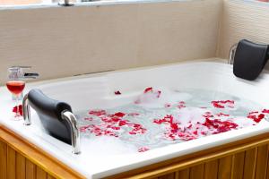 麦德林Luxury Suites Prana By Cadissa的浴缸内装满红色花瓣