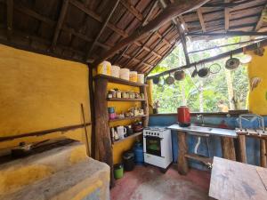 伊塔卡雷Que Brota Do Chão的客房内设有带炉灶和水槽的厨房