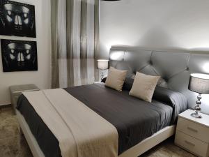 鲁伊德拉El Respiro的一间卧室配有一张大床和大床头板