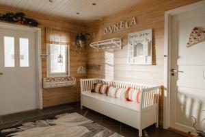 罗瓦涅米Arcticmint的一个带木墙的托儿所和一张带枕头的婴儿床