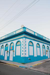 瓜亚马CITY RETRO GUAYAMA的街道边的蓝色和白色建筑