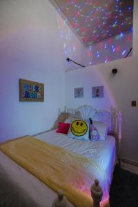 瓜亚马CITY RETRO GUAYAMA的卧室配有一张带微笑面枕的床