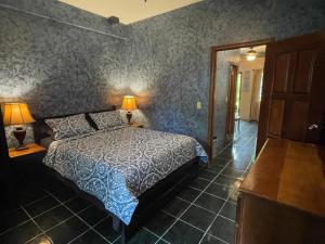 圣佩德罗Belize Budget Suites的一间卧室配有一张床和两盏灯。