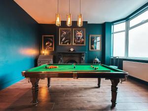 纽波特Ty Crindau by Solace Stays (Pool Table)的台球室,带绿色台球桌