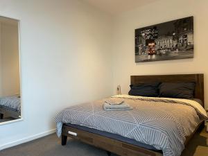 伦敦Luxury en-suite room Olympic Village in shared apartment的一间卧室配有一张床和镜子