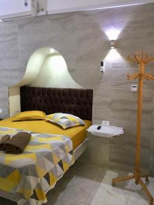 马赫迪耶MAHDIA BORJ ERRAS (CAP AFRICA)的卧室配有一张墙壁上的横截床