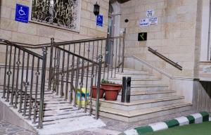 阿哈达Al Khaleej Tourist INN - Al Taif, Al Hada的楼里一些植物的楼梯