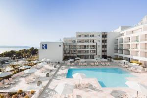 马卡尔斯卡Romana Beach Resort的享有酒店空中美景,设有游泳池和椅子