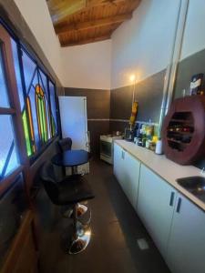 圣罗莎Departamento céntrico amplio con garage automatizado 24 Hs的厨房配有椅子、水槽和窗户