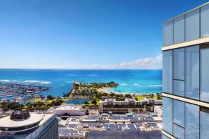 檀香山Renaissance Honolulu Hotel & Spa - Newly Opened 2024的从大楼内可欣赏到海景