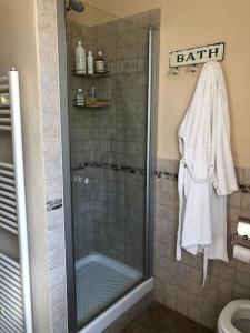 Serralunga di CreaCa' Cuore in Monferrato的带淋浴、毛巾和盥洗盆的浴室