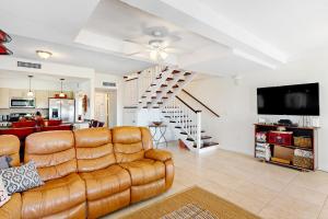 基克罗尼海滩Fantastic Fifth Street的客厅设有真皮沙发和楼梯。