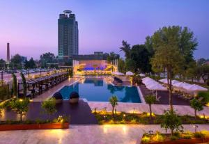 阿达纳阿达纳希尔顿酒店的享有酒店游泳池的顶部景色