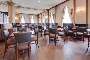 圣路易斯德鲁里广场圣路易斯艾特酒店的用餐室设有桌椅和窗户。