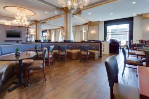 圣路易斯德鲁里广场圣路易斯艾特酒店的一间带桌椅的餐厅和一间酒吧