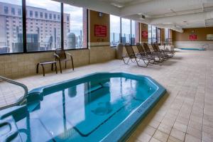 圣路易斯德鲁里广场圣路易斯艾特酒店的一座带椅子和窗户的建筑中的游泳池