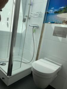 明斯特Dachwohnung Nähe Clemenshospital的白色的浴室设有卫生间和淋浴。