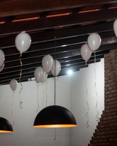 乌巴图巴Bahan Pousada - Pousada em Ubatuba的悬挂在天花板上的一束气球