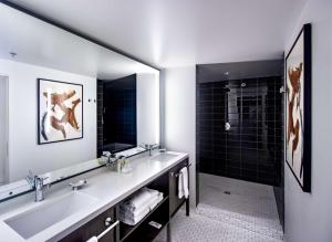波特兰Hotel Eastlund - Best Western Premier Collection的一间带大水槽和淋浴的浴室