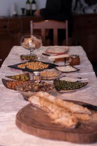 乌巴图巴Bahan Pousada - Pousada em Ubatuba的一张桌子上有很多种不同的食物