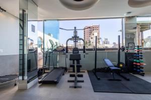 伊塔佩马Nilmare Apartamentos e Suites para suas Férias的享有城市景致的健身房