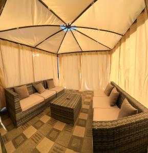 开罗2BD Apartment in a rooftop with a private terrace的客厅配有沙发和帐篷内的椅子