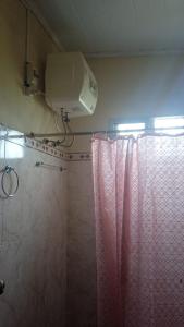 圣格雷戈里奥德波兰科Afecto的带淋浴帘和空调的浴室