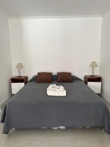 内科切阿Mar y Cielo的一间卧室配有一张床,上面有两条毛巾