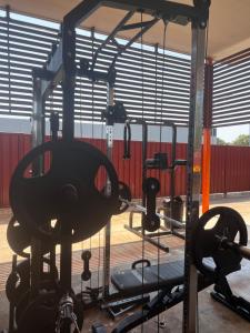 班达伯格Tomato Backpackers的健身房设有举重和机器模拟器