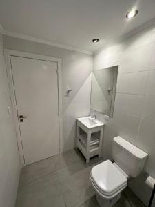 内科切阿Mar y Cielo的一间带卫生间、水槽和镜子的浴室