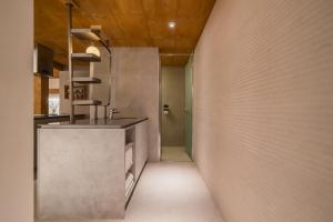 首尔Luxury hanok with private bathtub - SN06的一个带柜台和水槽的厨房