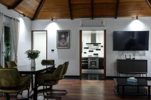 普吉镇Luxurious Residence Rawai的客厅配有桌子和电视