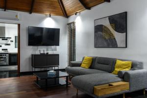 普吉镇Luxurious Residence Rawai的带沙发和电视的客厅