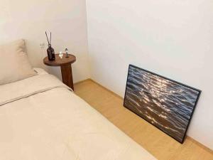 大田Cozy U的一间卧室配有一张床和一台平面电视