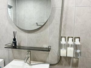 大田Cozy U的带淋浴、水槽和镜子的浴室
