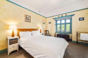 卢拉布里加洛度假屋的卧室设有一张白色大床和一扇窗户。