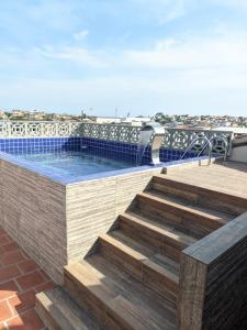圣佩德罗-达阿尔德亚Região dos Lagos - casa para temporada的建筑物屋顶上的游泳池